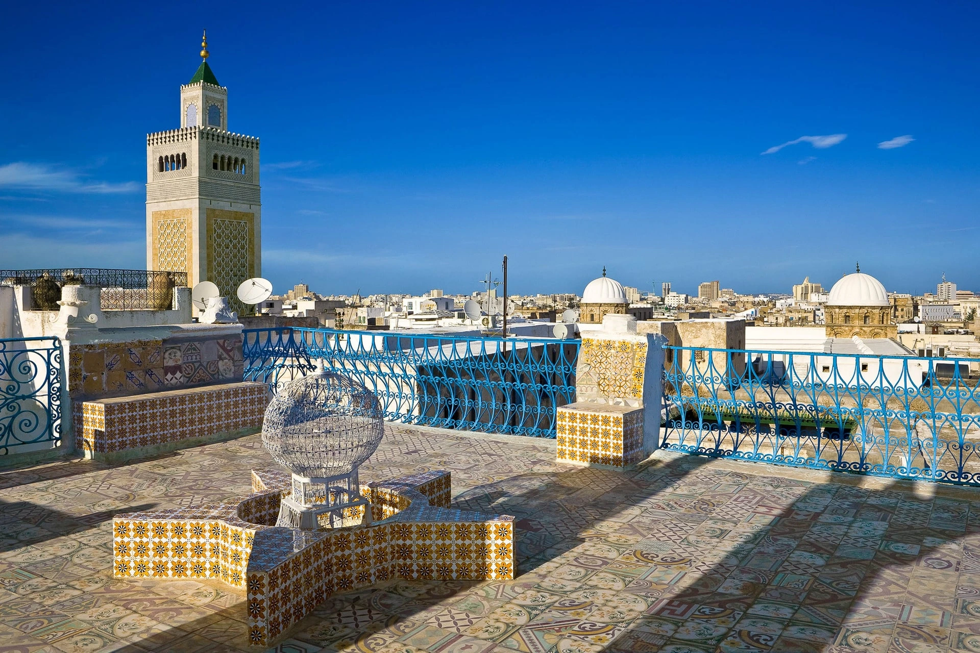 2005683-2600x1733-desktop-hd-tunis-background-photo (1)-min